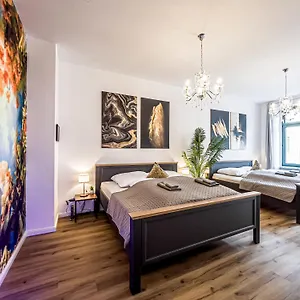 Apartment Grosse 3 Schlafzimmer Mit Kueche, Bad, Waschmaschine & Balkon Am Zoo, Leipzig